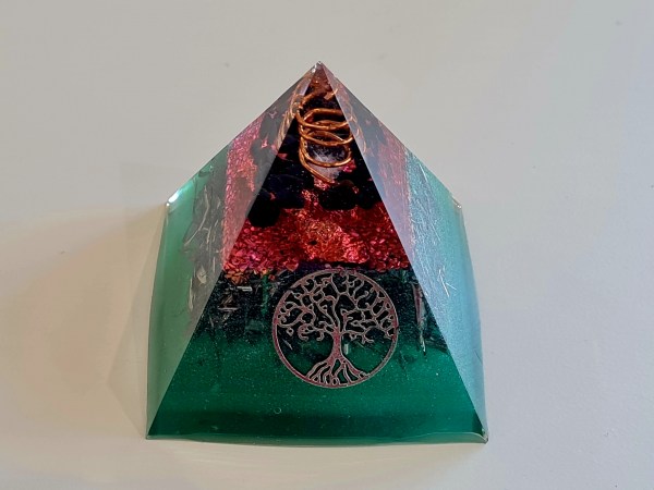 Orgonite pyramide tourmaline rose verte arbre de vie